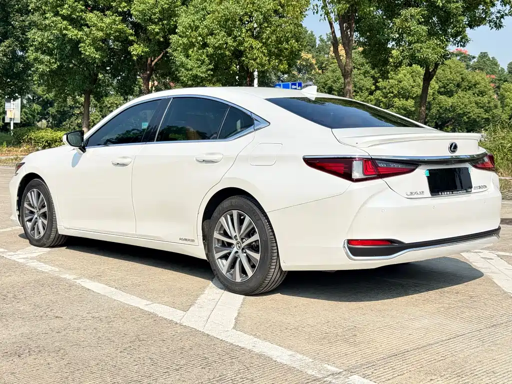 Lexus ES — миниатюра 16