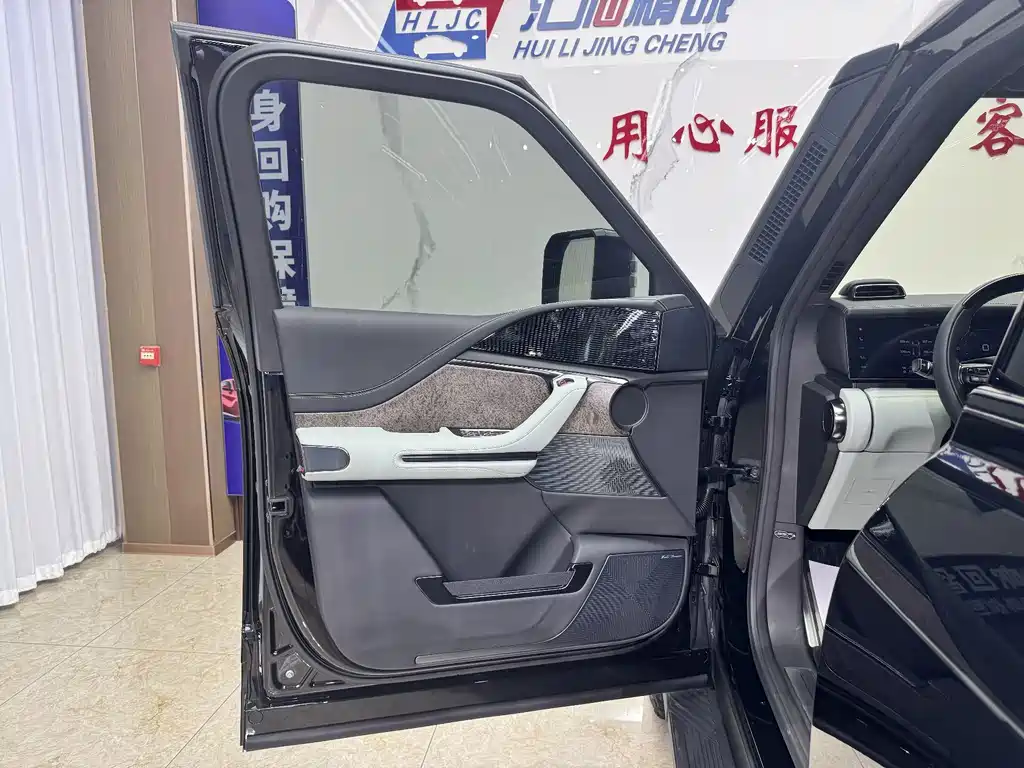 Yangwang Yangwang U8 — миниатюра 17