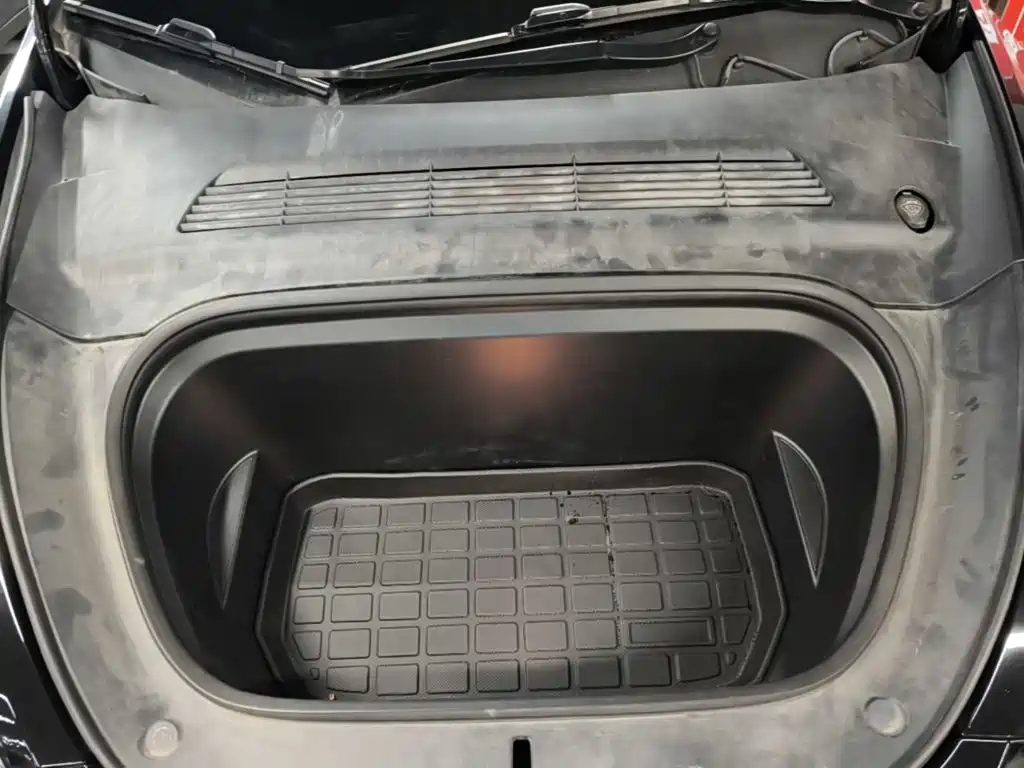 Tesla Model Y — миниатюра 20