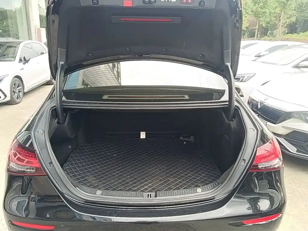 Mercedes-Benz E-Class — миниатюра 19
