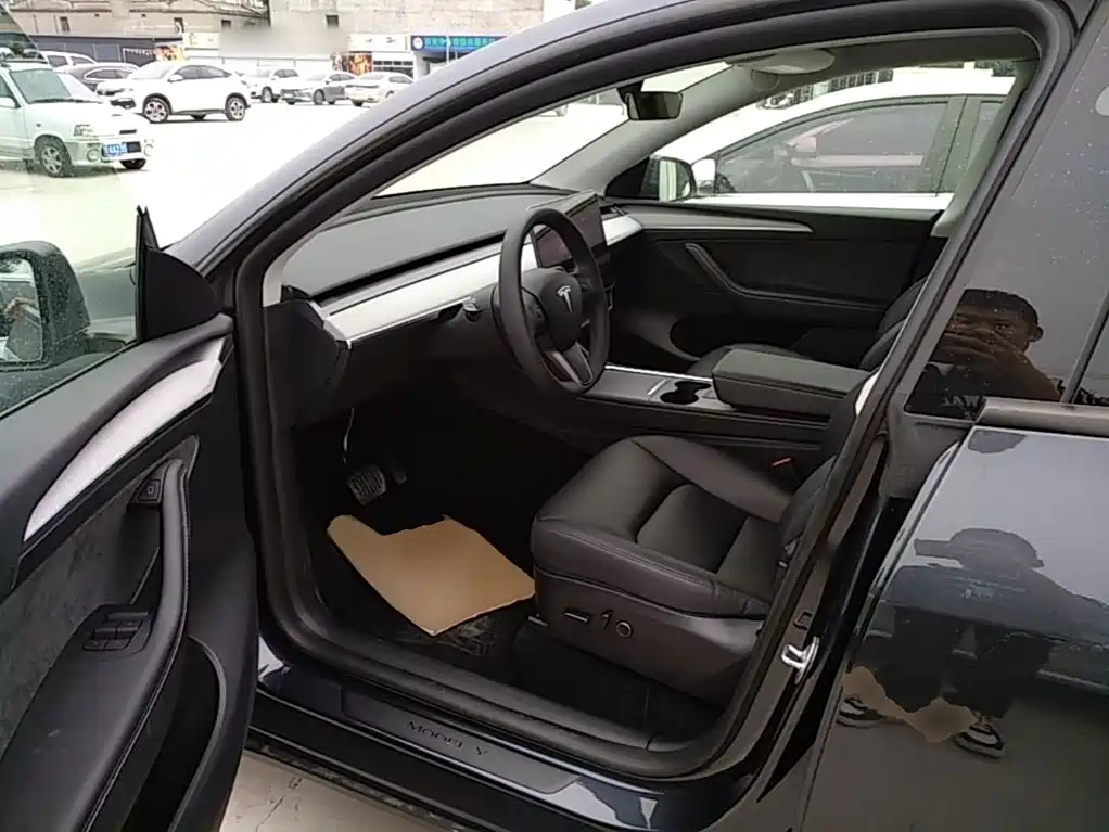 Tesla Model Y — миниатюра 16