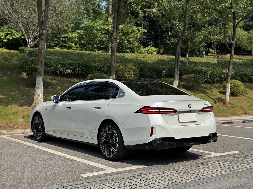 BMW 5 Series — миниатюра 10