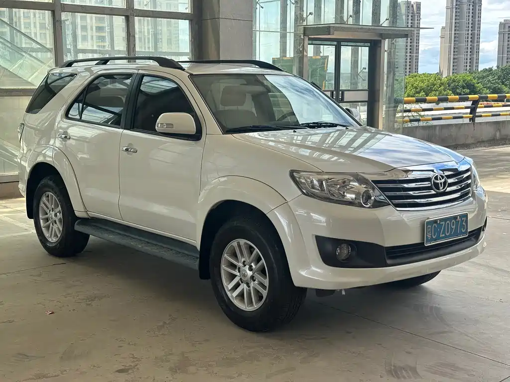 Toyota Fortuner — миниатюра 3