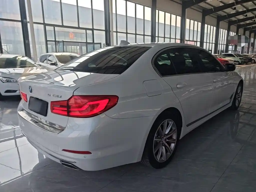 BMW 5 Series — миниатюра 7