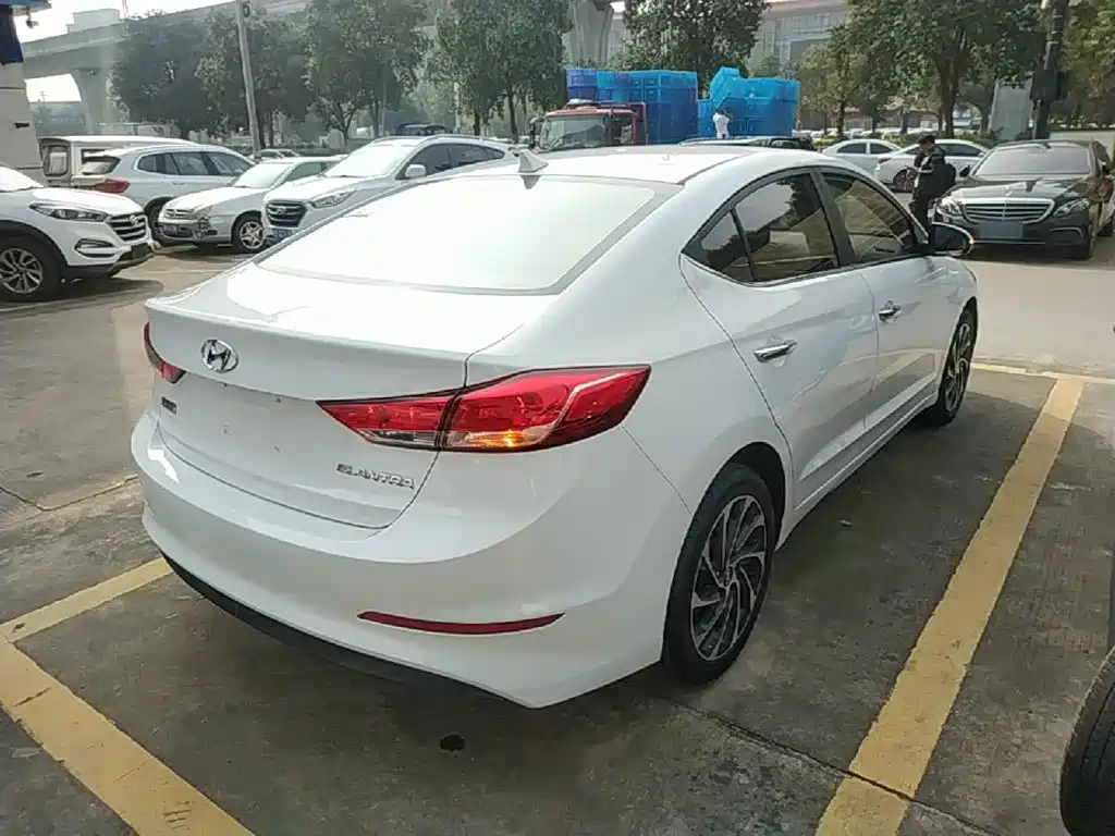 Hyundai Elantra — миниатюра 7