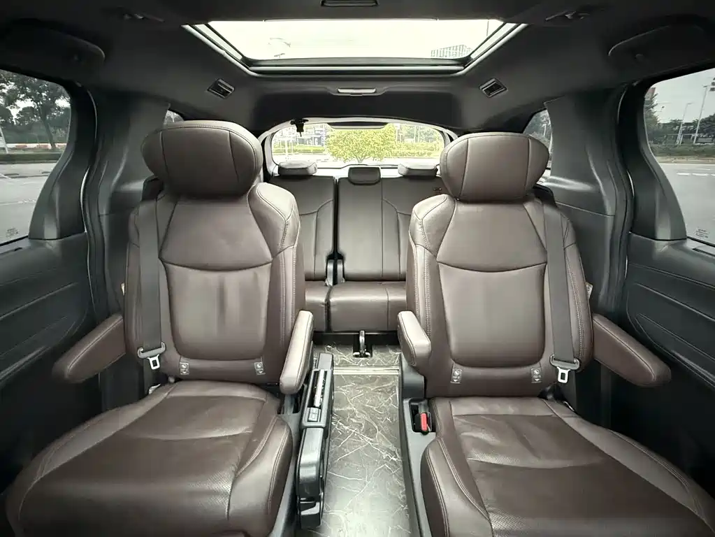 Toyota Sienna — миниатюра 13