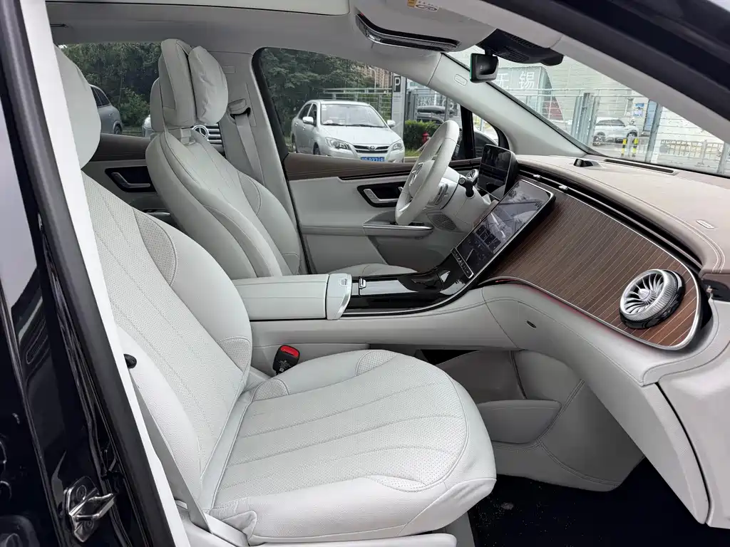 Mercedes-Benz EQE SUV — миниатюра 10