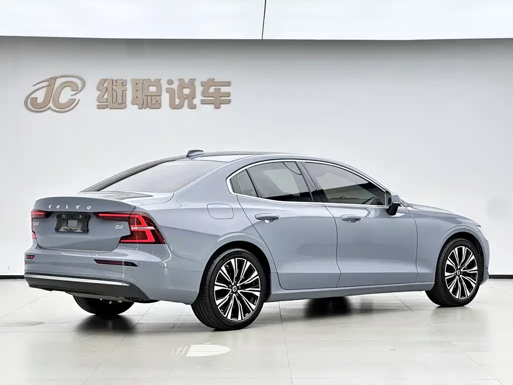 Volvo S60 2023 B4 Luxury