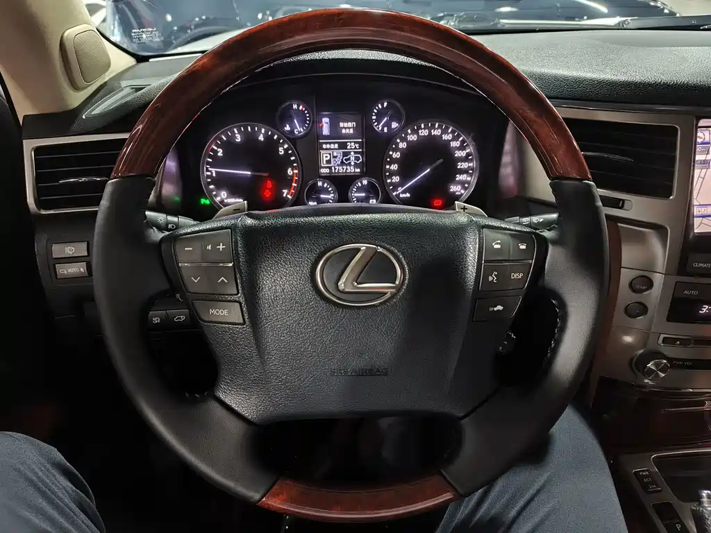 Lexus LX — миниатюра 10