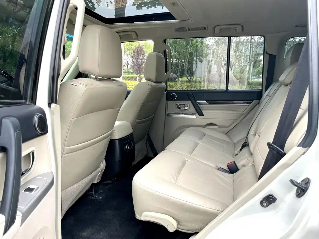 Mitsubishi Pajero (Import) — миниатюра 9