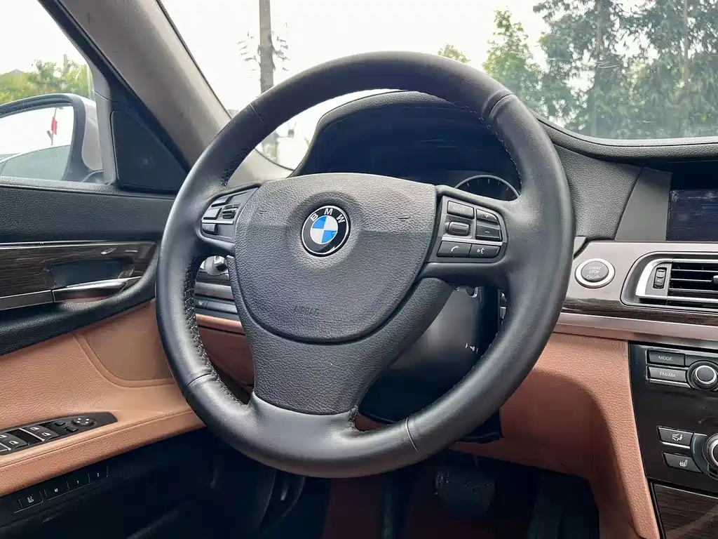 BMW 7 Series — миниатюра 12