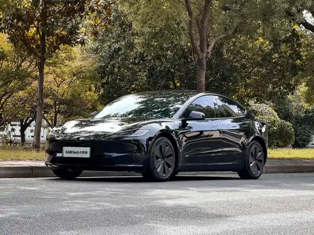 TESLA MODEL 3 2024