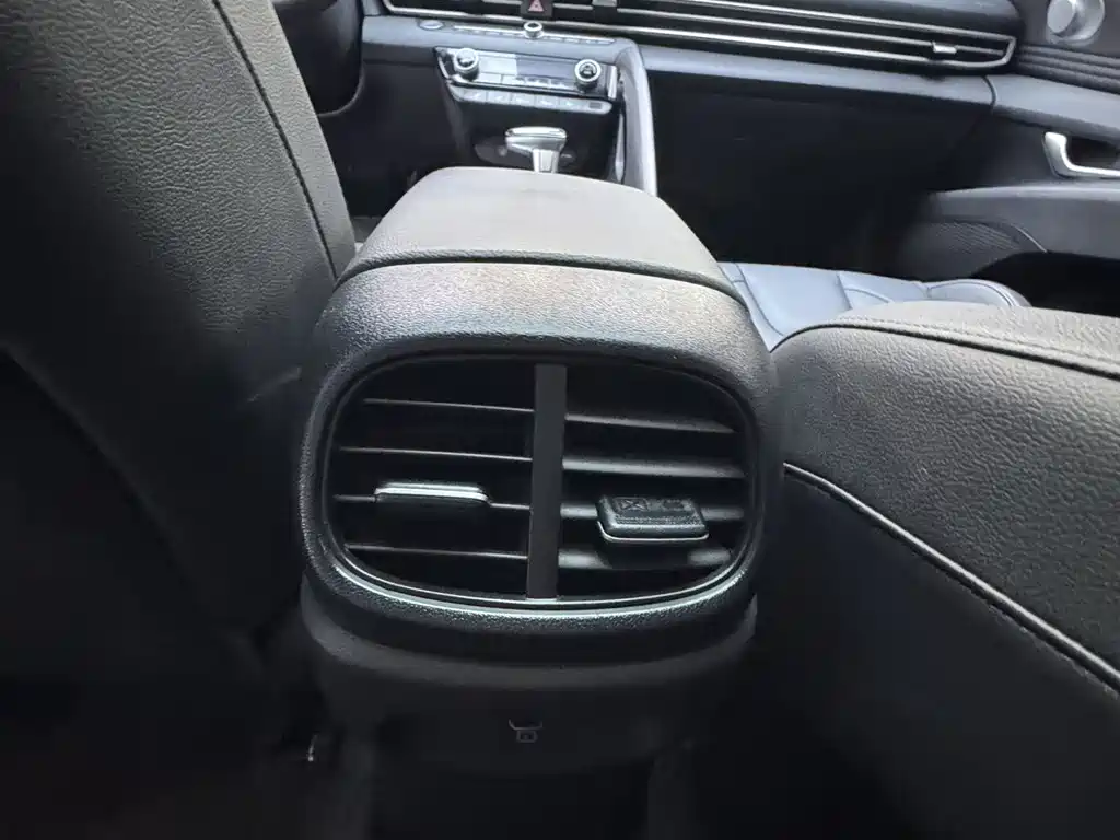 Hyundai Elantra — миниатюра 12