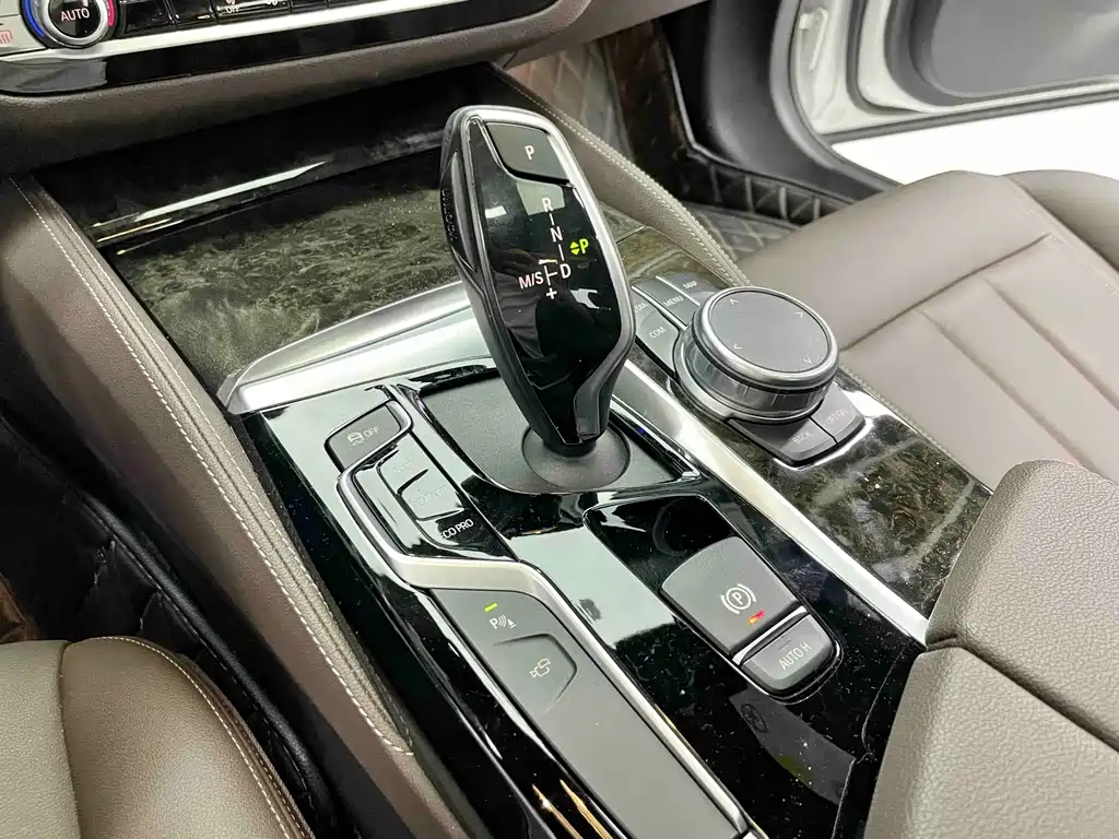 BMW 5 Series — миниатюра 13