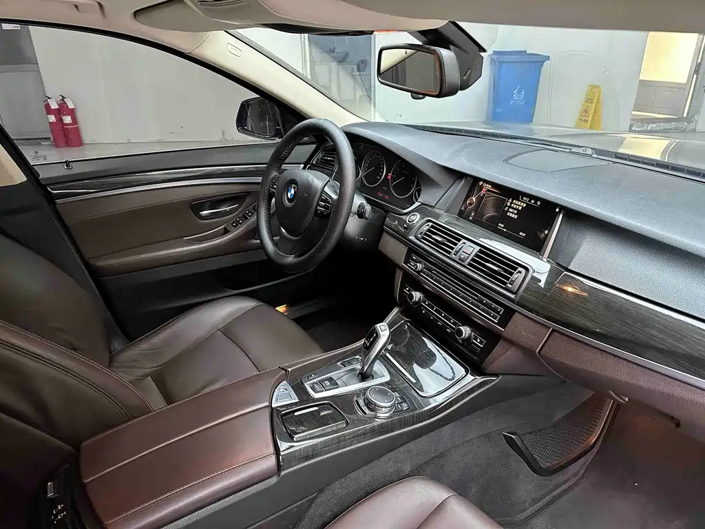BMW 5 Series — миниатюра 9