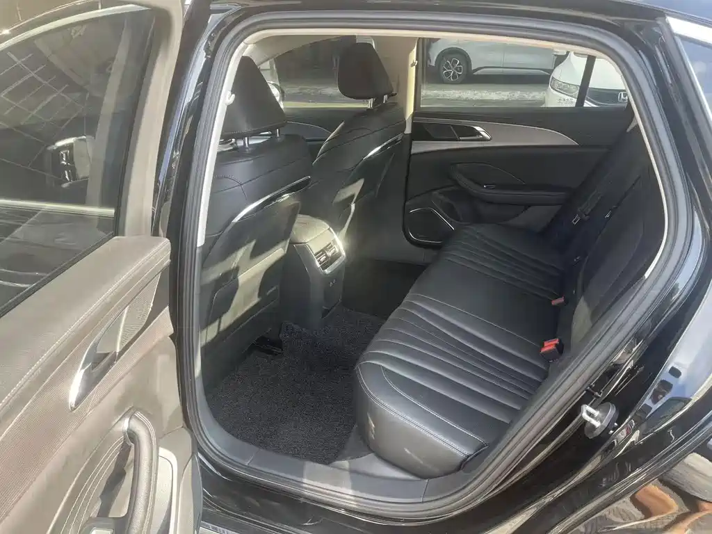 Hongqi Hongqi H5 — миниатюра 6