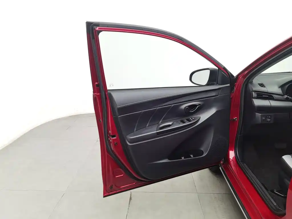 Toyota Yaris L — миниатюра 8