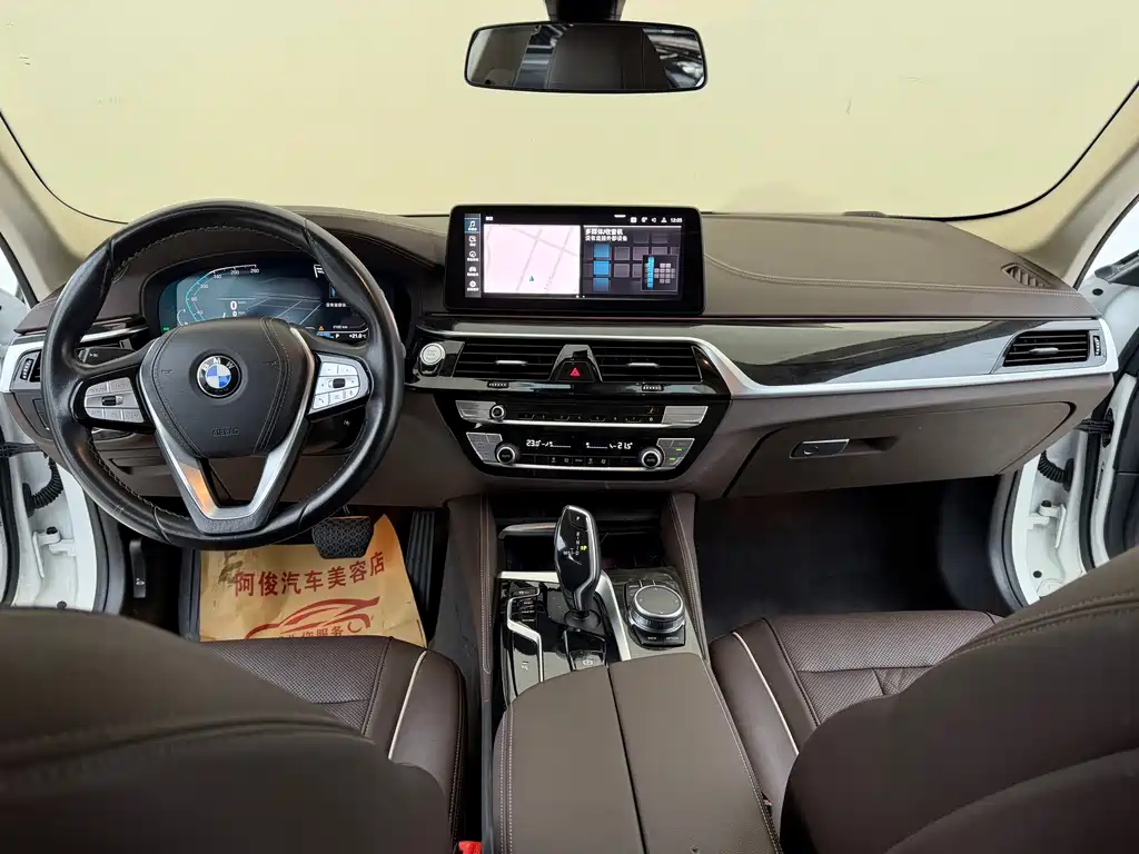 BMW 5 Series — миниатюра 11
