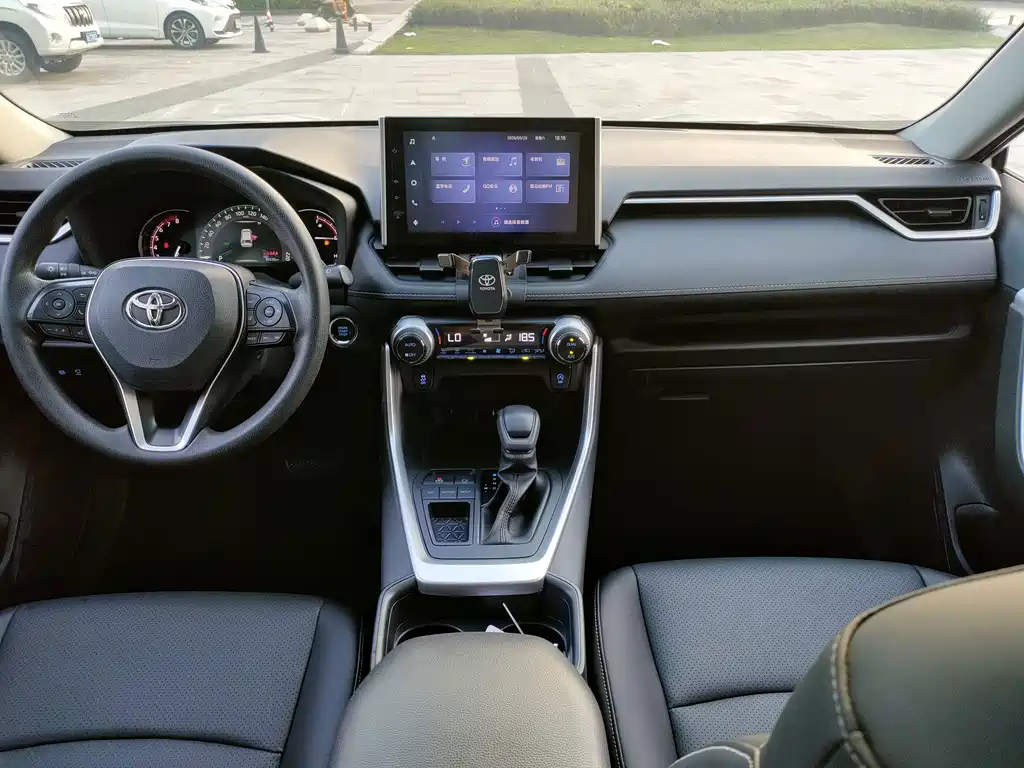 Toyota RAV4 — миниатюра 12