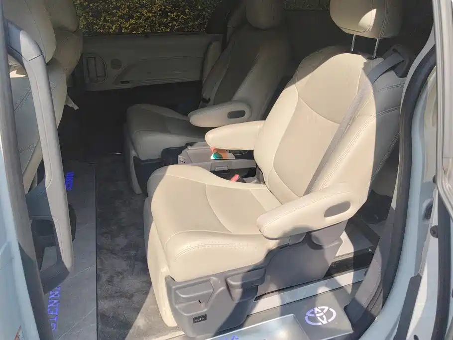 Toyota Sienna — миниатюра 11