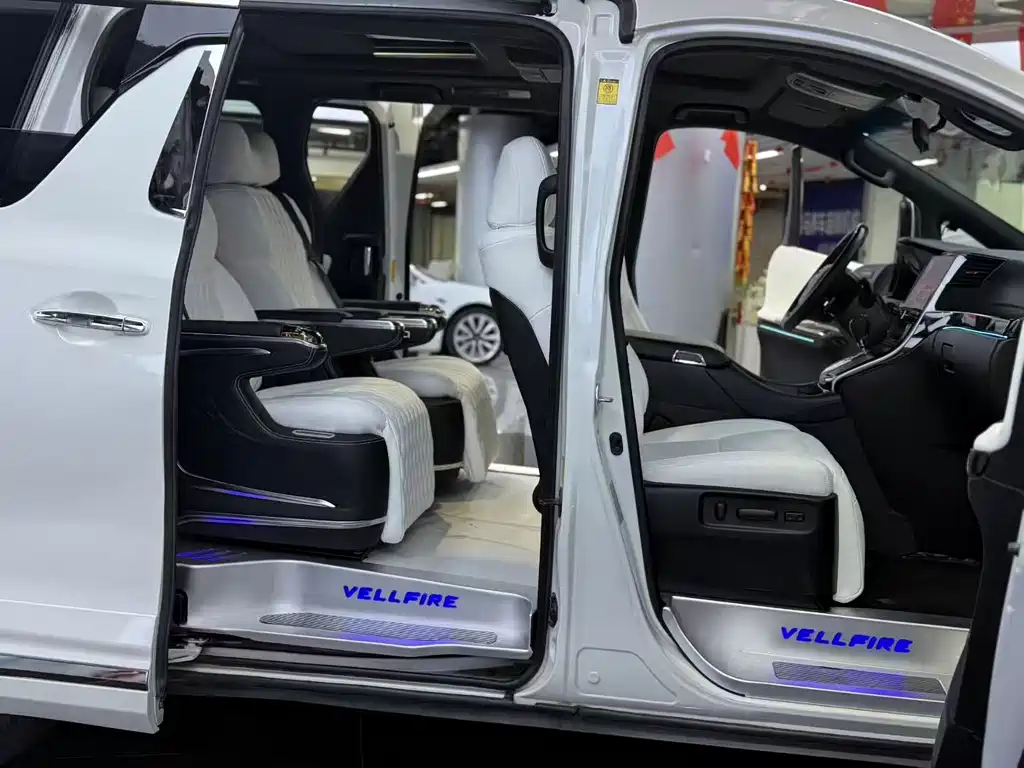 Toyota Alphard — миниатюра 4