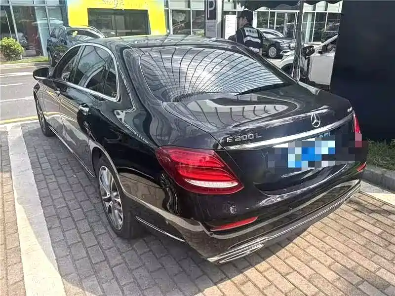 Mercedes-Benz E-Class — миниатюра 5