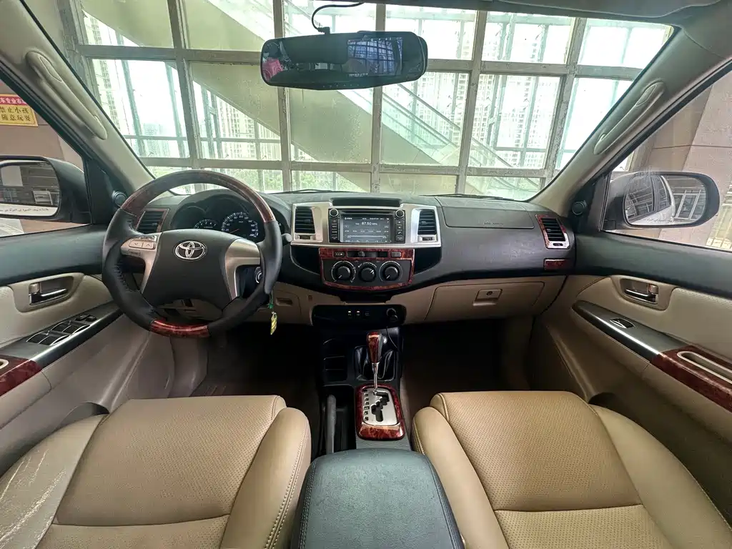 Toyota Fortuner — миниатюра 12
