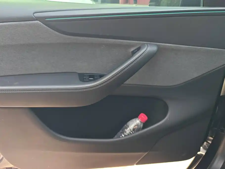Tesla Model Y — миниатюра 7