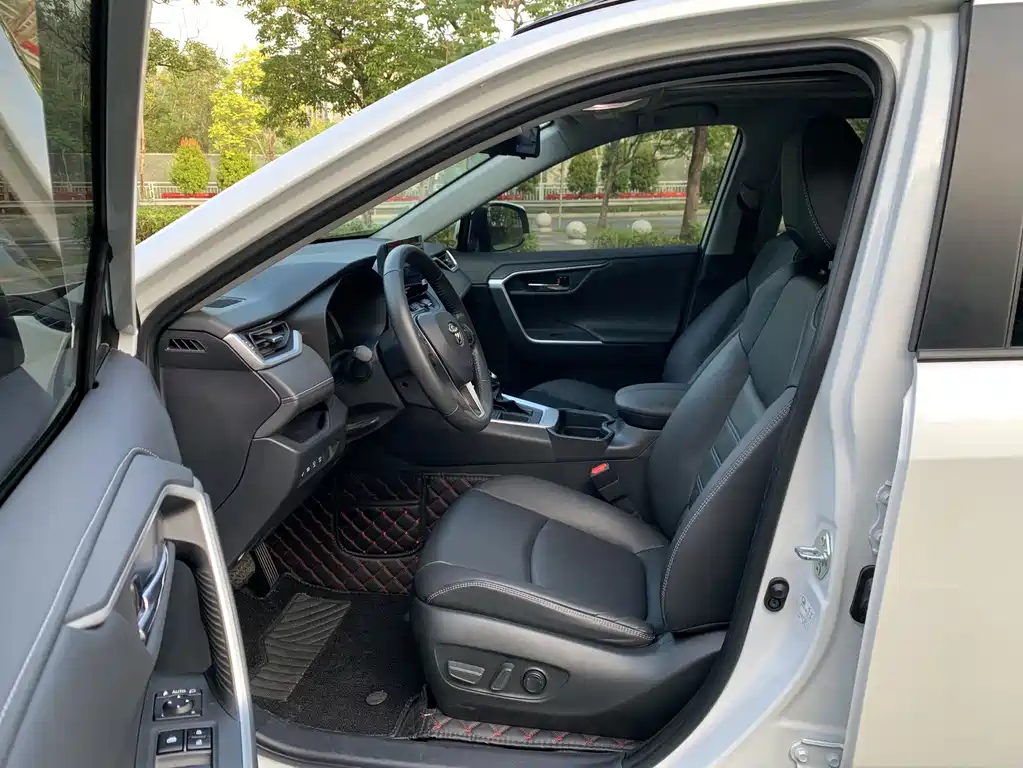 Toyota RAV4 — миниатюра 4