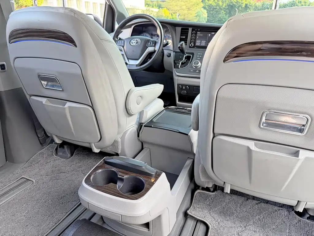 Toyota Sienna — миниатюра 14