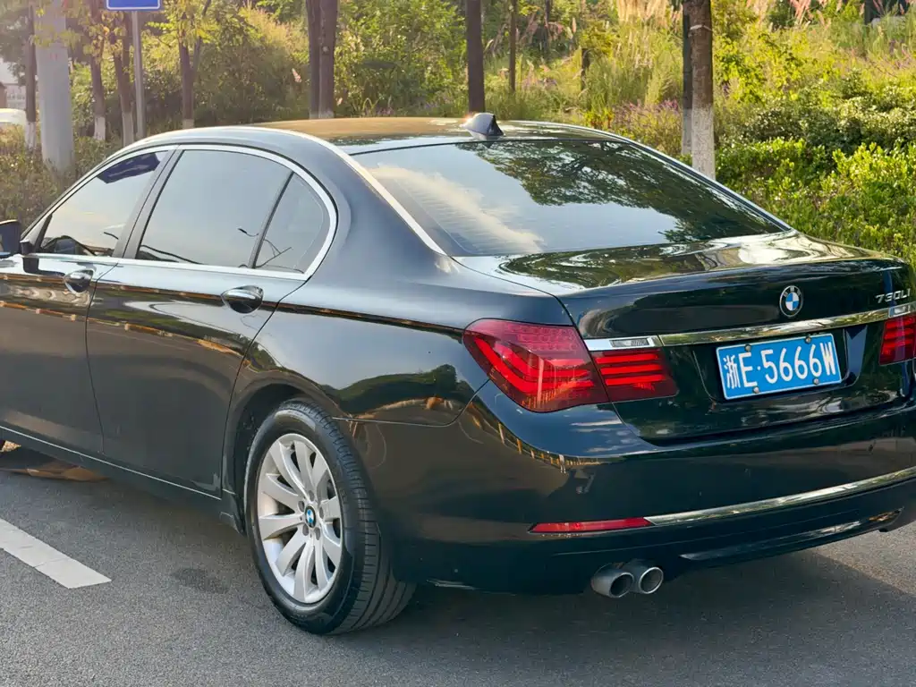 BMW 7 Series — миниатюра 12