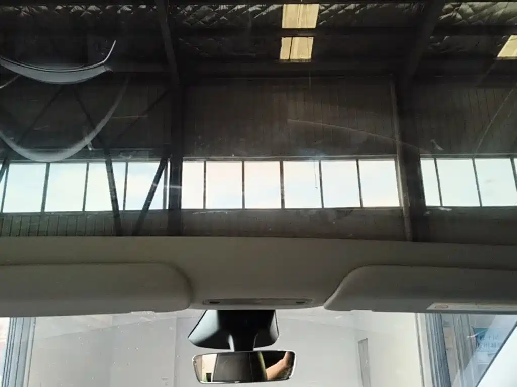 Tesla Model Y — миниатюра 18