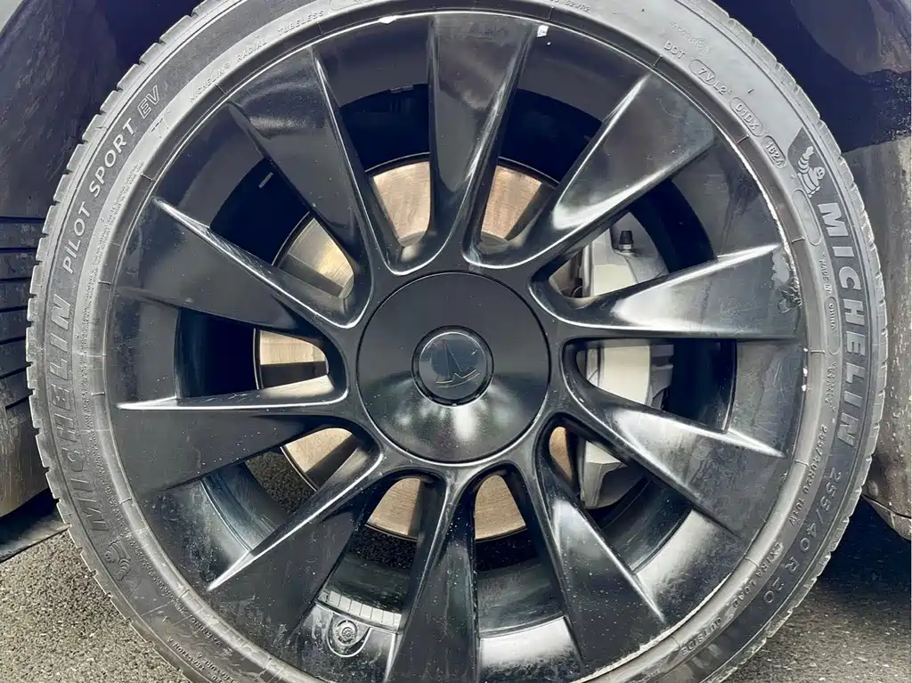 Tesla Model Y — миниатюра 12