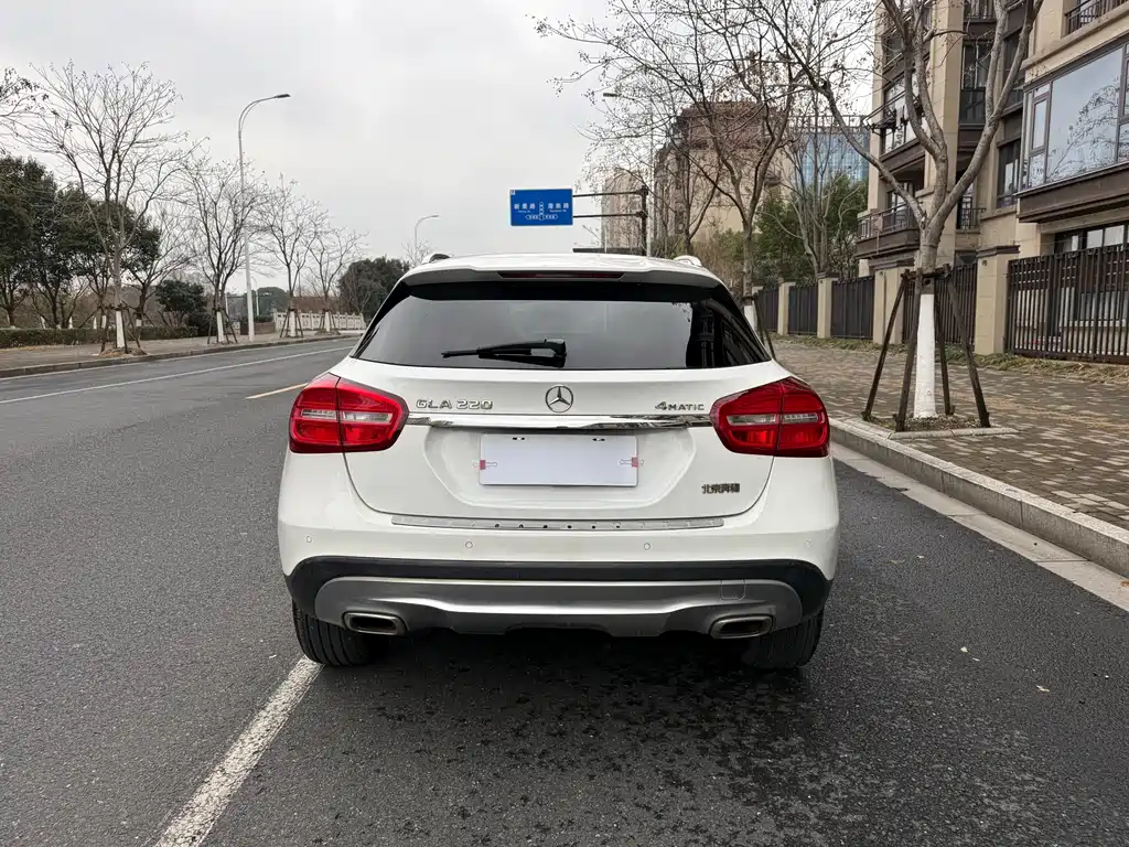 MERCEDES-BENZ GLA