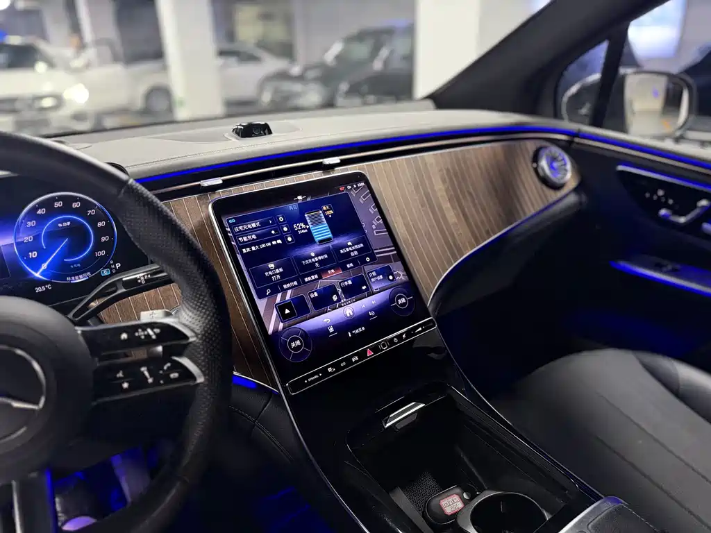Mercedes-Benz EQE SUV — миниатюра 16