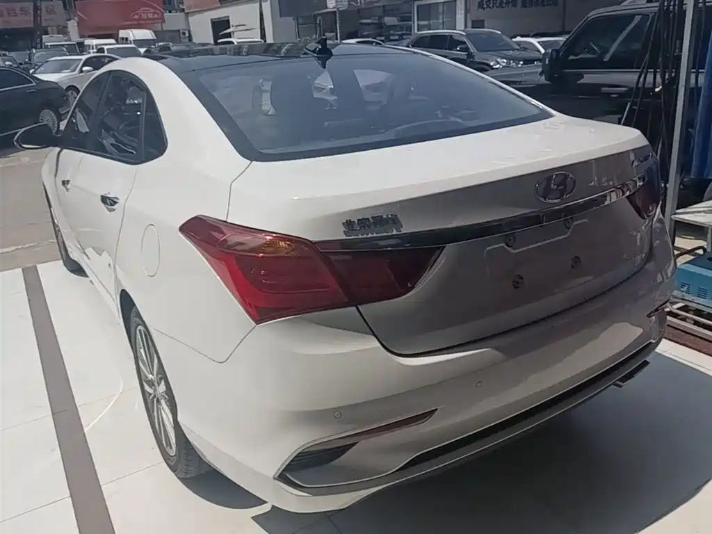 Hyundai Mistra 2017 1.8L AT GLS V