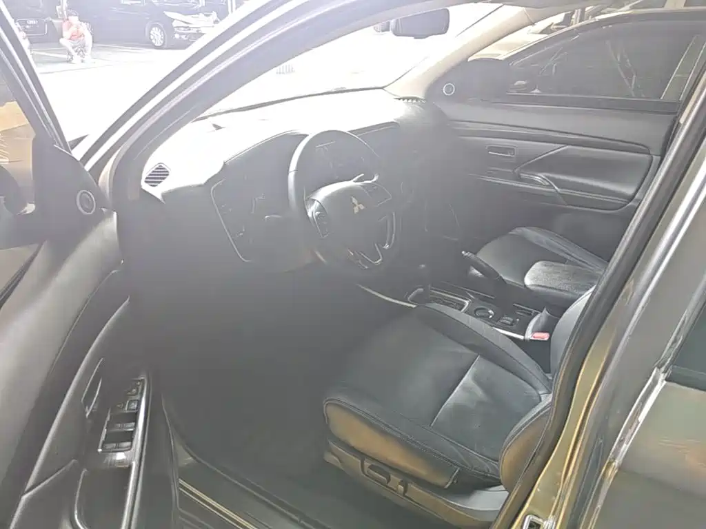 Mitsubishi Outlander — миниатюра 16