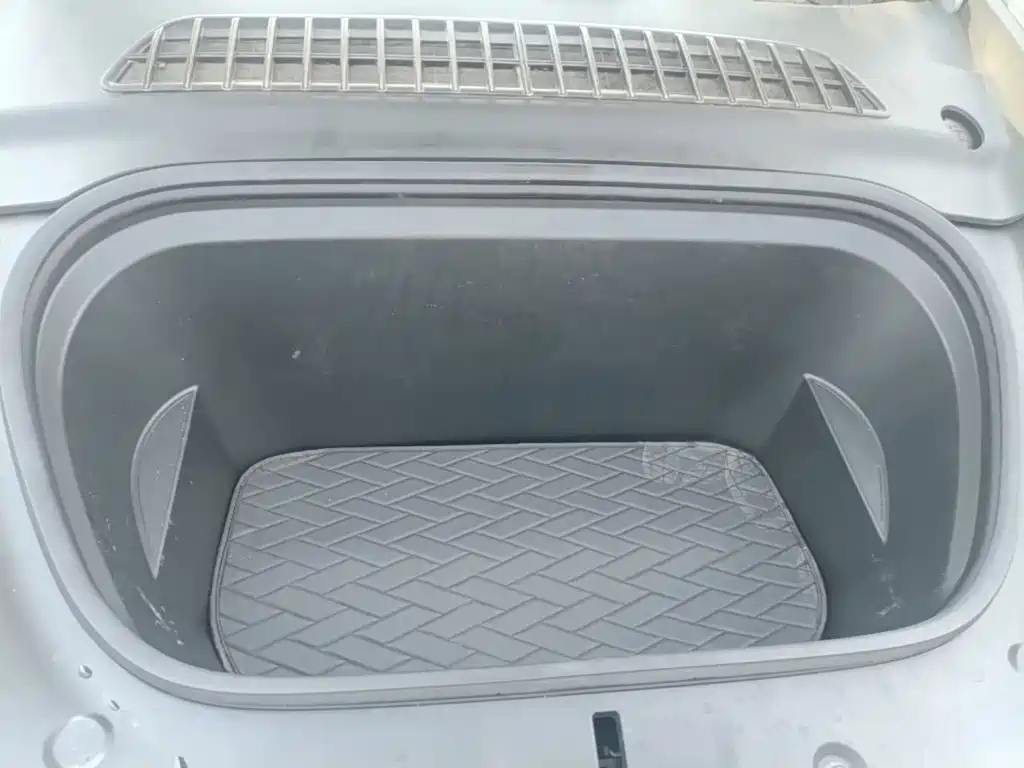 Tesla Model Y — миниатюра 20