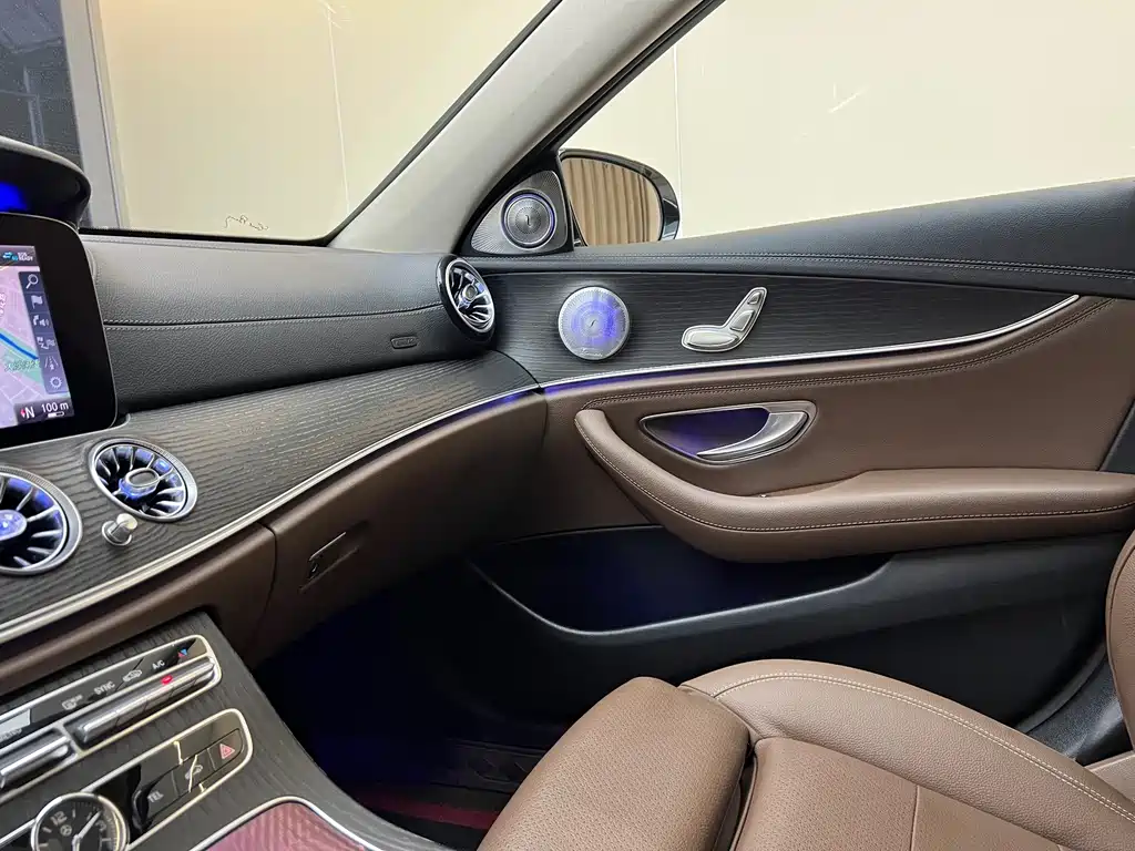 Mercedes-Benz E-Class — миниатюра 8