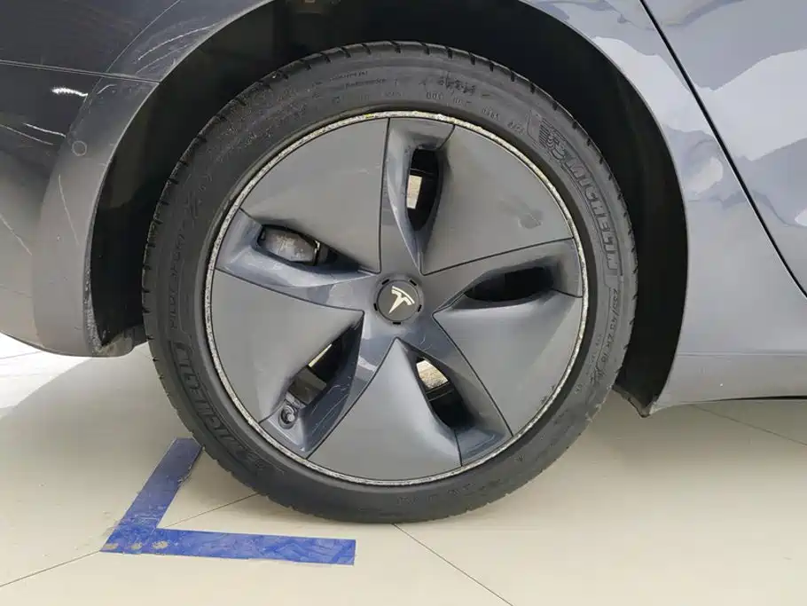 Tesla Model 3 — миниатюра 6