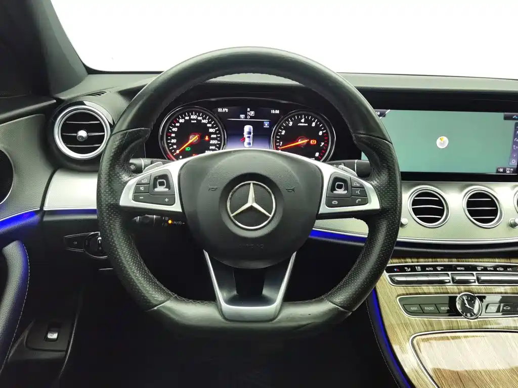 Mercedes-Benz E-Class — миниатюра 11