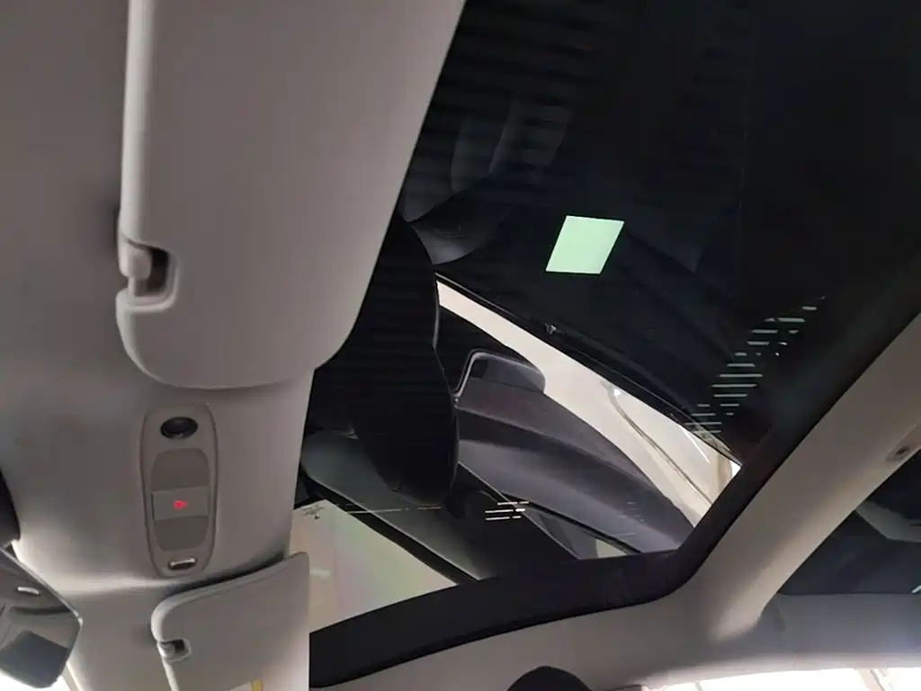 Tesla Model 3 — миниатюра 18