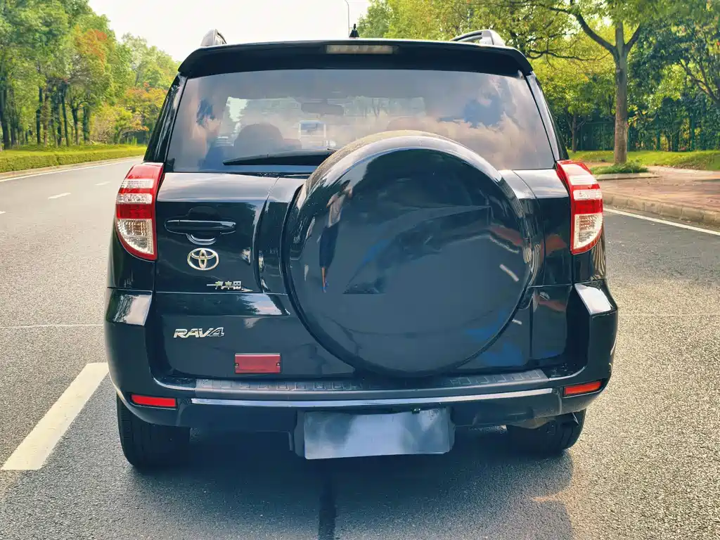 Toyota RAV4 — миниатюра 8