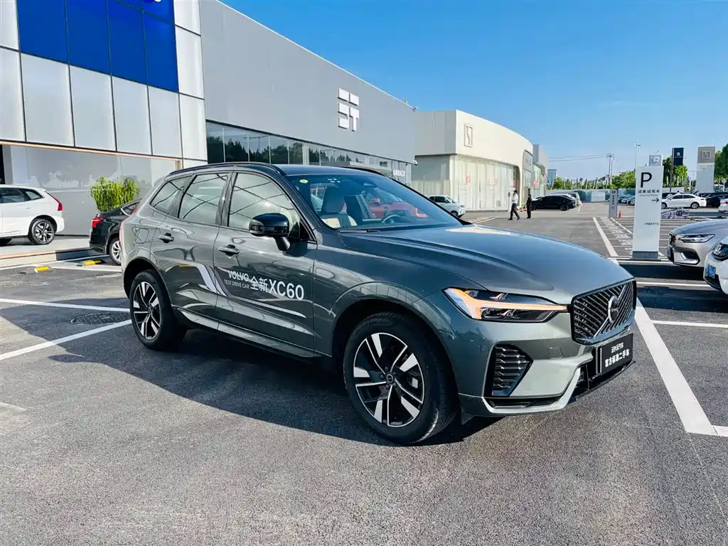Volvo XC60 2026 B5 Sport