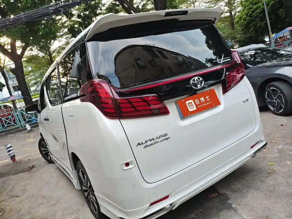 Toyota Alphard — миниатюра 6