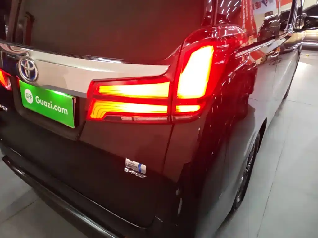 Toyota Alphard — миниатюра 8