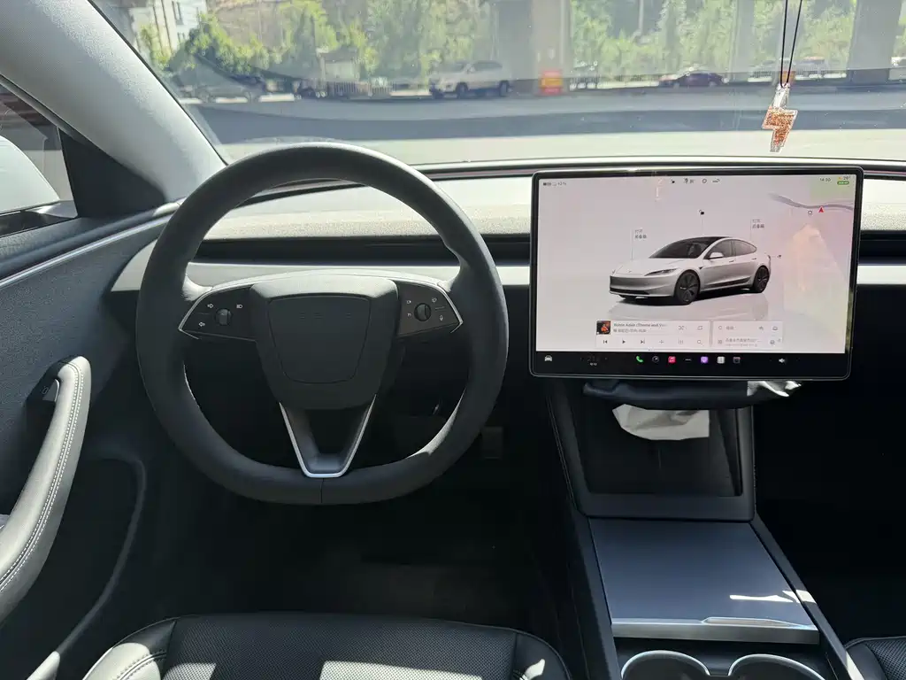 Tesla Model 3 — миниатюра 7