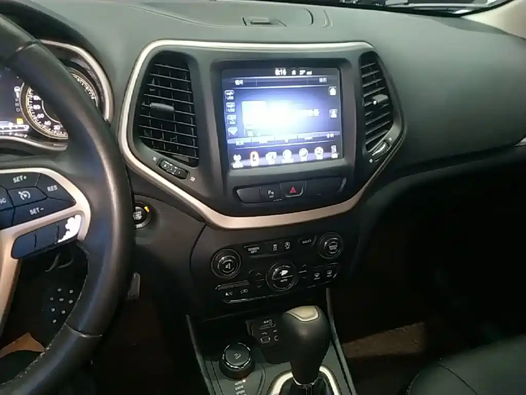 Jeep Cherokee — миниатюра 13