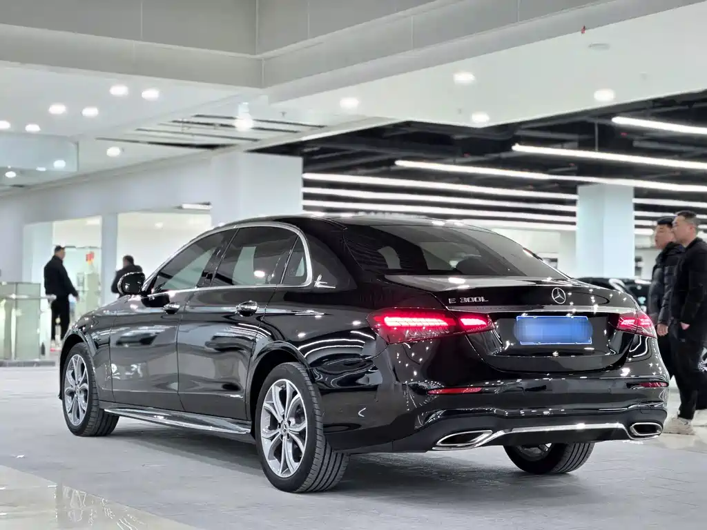 Mercedes-Benz E-Class — миниатюра 11