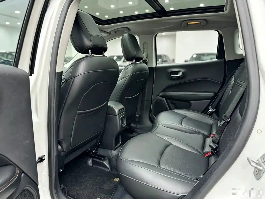 Jeep Compass — миниатюра 8